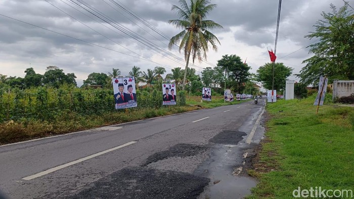 Tak ada satupun baliho 02, yang ada hanya baliho paslon 03 di jalan-jalan Kecamatan Rogojampi, Banyuwangi.
