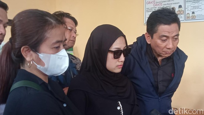 Tamara Tyasmara usai menyaksikan jenazah anak diautopsi.