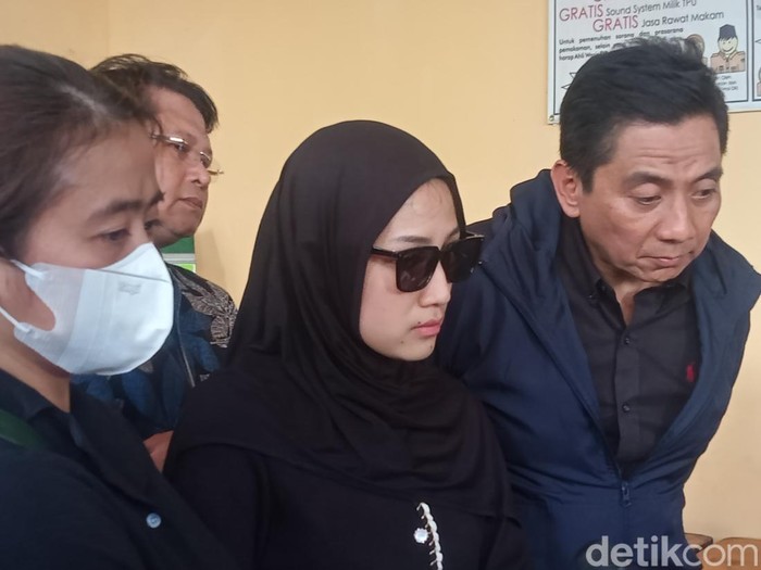 Tamara Tyasmara usai menyaksikan jenazah anak diautopsi.
