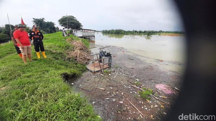 Tanggul Sungai Wulan mengalami sliding di Desa Undaan Lor, Kecamatan Undaan, Kudus, Selasa (6/2/2024).