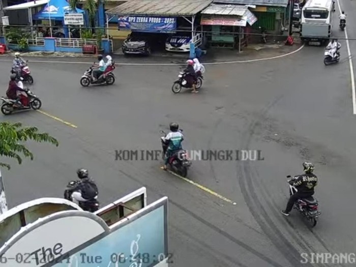 Tangkapan layar CCTV Diskominfo Gunungkidul di perempatan Patuk, Selasa (6/2/2024) pukul 06.48 WIB.