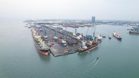 Sejak serah terima operasi terminal, SPMT terus berbenah diri dengan melakukan proses transformasi yang bertujuan untuk melakukan standarisasi seluruh pelabuhan yang dikelola di seluruh Indonesia. Proses transformasi diawali dengan melakukan standarisasi di Pelabuhan Tanjung Intan, Cilacap./Foto: Dok. Pelindo Multi Terminal (SPMT)