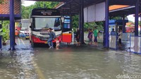 Potret genangan banjir di Terminal Purabaya Bungurasih/Foto: Suparno/detikJatim