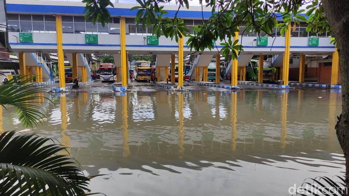 Terminal Purabaya Bungurasih Banjir Sidoarjo dan sekitarnya diguyur hujan deras dalam dua hari terakhir. Terminal Purabaya di Desa Bungurasih, Kecamatan Waru, kebanjiran.