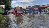 Banjir yang paling parah tampak di pintu masuk dan pintu keluar bus kota. Ketinggian air mencapai 30 cm/Foto: Suparno/detikJatim