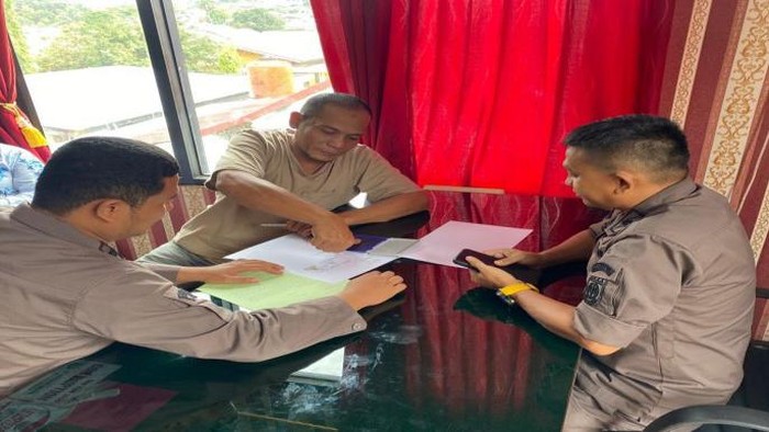 Tersangka AH saat hendak dijebloskan ke lapas
