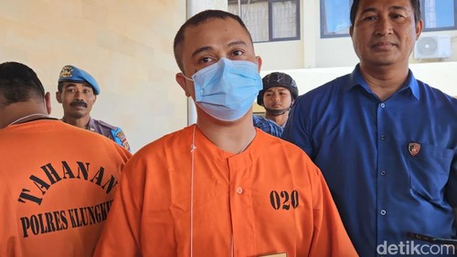 Tersangka DC yang membungkus sabu dengan dimasukkan ke tangkai daun pepaya, Selasa (6/2/2024). (Putu Krista/detikBali)