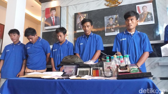 Tersangka narkoba yang diamankan Ditpolairud Polda Jambi saat menggerebek basecamp narkoba di bantaran Sungai Batanghari, Desa Kemingking, Muaro Jambi