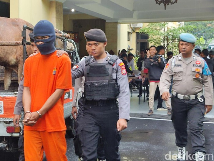 Tersangka pencurian di bengkel motor saat dihadirkan di jumpa pers di Polres Gunungkidul, Selasa (6/2/2024) siang.