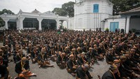 Abdi dalem Keraton Kasunanan Surakarta menunggu masuk ke dalam keraton untuk mengikuti acara Tingalan Jumenengan SISKS Pakoe Boewono (PB) XIII di Keraton Kasunanan Surakarta Hadiningrat, Solo, Jawa Tengah, Selasa (6/2/2024).   