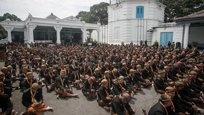 Tingalan Jumenengan raja keraton Solo Abdi dalem Keraton Kasunanan Surakarta menunggu masuk ke dalam keraton untuk mengikuti acara Tingalan Jumenengan SISKS Pakoe Boewono (PB) XIII di Keraton Kasunanan Surakarta Hadiningrat, Solo, Jawa Tengah, Selasa (6/2/2024). Tingalan Dalem Jumenengan atau peringatan kenaikan tahta raja ke-20 SISKS Pakoe Boewono (PB) XIII tersebut ditandai dengan tarian sakral Bedhaya Ketawang yang hanya dipentaskan setahun sekali. ANTARA FOTO/Mohammad Ayudha/nym.