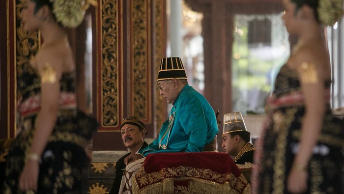 Abdi dalem Keraton Kasunanan Surakarta menunggu masuk ke dalam keraton untuk mengikuti acara Tingalan Jumenengan SISKS Pakoe Boewono (PB) XIII di Keraton Kasunanan Surakarta Hadiningrat, Solo, Jawa Tengah, Selasa (6/2/2024). Tingalan Dalem Jumenengan atau peringatan kenaikan tahta raja ke-20 SISKS Pakoe Boewono (PB) XIII tersebut ditandai dengan tarian sakral Bedhaya Ketawang yang hanya dipentaskan setahun sekali. ANTARA FOTO/Mohammad Ayudha/nym.