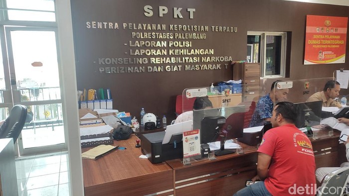Toni saat melaporkan kasus penipuan yang dialaminya di ruang SPKT Polrestabes Palembang.