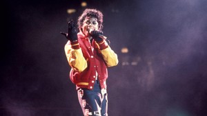Kesuksesan Michael Jackson di dunia hiburan dimulai di dekade 1960-an bersama saudara-saudaranya sebagai bagian dari The Jackson Five. Ia mulai solo karier lewat album Off The Wall yang bernuansa disko, berlanjut ke album kedua Thriller yang jadi album terlaris sepanjang masa. Foto: Redferns/George De Sota