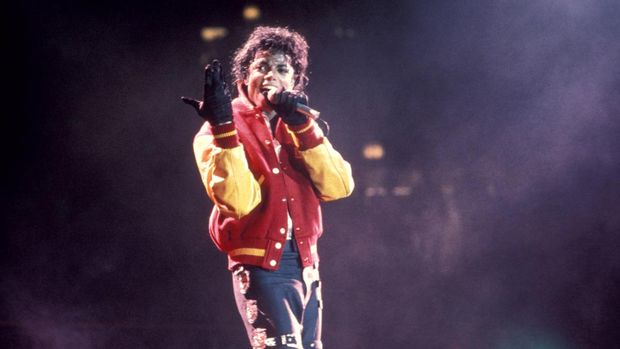 Tren Jaket Varsity UNITED STATES - MARCH 01: MADISON SQUARE GARDEN Photo of Michael JACKSON, Michael Jackson performing on stage, performing Thriller - Bad Tour (Photo by George De Sota (ID 5073478)/Redferns)