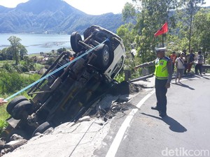 As Roda Patah, Truk Pasir Terbalik di Tanjakan Maut Penelokan Kintamani