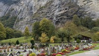 Tak hanya itu, ada pula tebing di sekeliling pemakaman di Lauterbrunnen yang membuat lanskap nampak begitu indah.