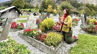 Pemakaman indah di Lauterbrunnen, Swiss, dengan pemandangan air terjun. Pemakaman ini dihiasi dengan bunga warna-warni yang memanjakan mata.