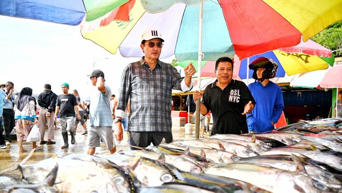 Wakil Ketua MPR RI Fadel Muhammad mengunjungi Pasar Ikan dan Pasar Sentra Gorontalo dalam kunjungan kerjanya.