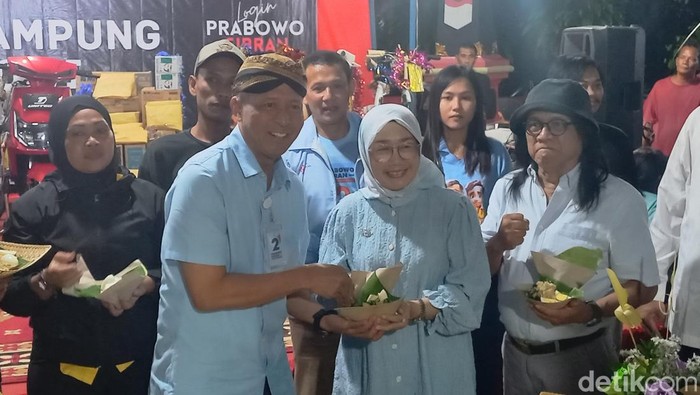 Wakil Ketua TKN Prabowo-Gibran Komjen Pol (Purn) Condro Kirono, saat memberikan tumpeng kepada adik bungsu Jokowi, Titik Relawati, di Kelurahan Sumber, Kecamatan Banjarsari, Kota Solo, Senin (5/2/2024).