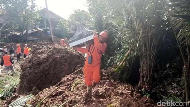 Warga Dusun Timbang, Desa Nagasari, Kecamatan Pagentan, Banjarnegara, mengungsi usai Bukit Maung setinggi 500 meter longsor, Selasa (6/2/2024).