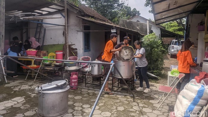 Warga Sidorejo Demak mengungsi gegara kebanjiran, Selasa (6/2/2024), Mereka mengungsi di Posko Relawan BPBD Demak dan Masjid Rejosari.