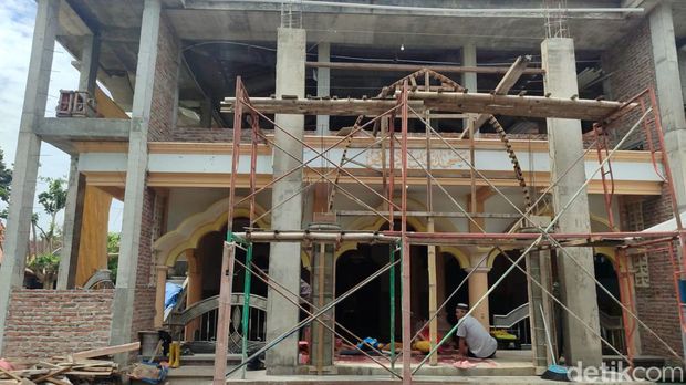 Warga Sidorejo Demak mengungsi gegara kebanjiran, Selasa (6/2/2024), Mereka mengungsi di Posko Relawan BPBD Demak dan Masjid Rejosari.