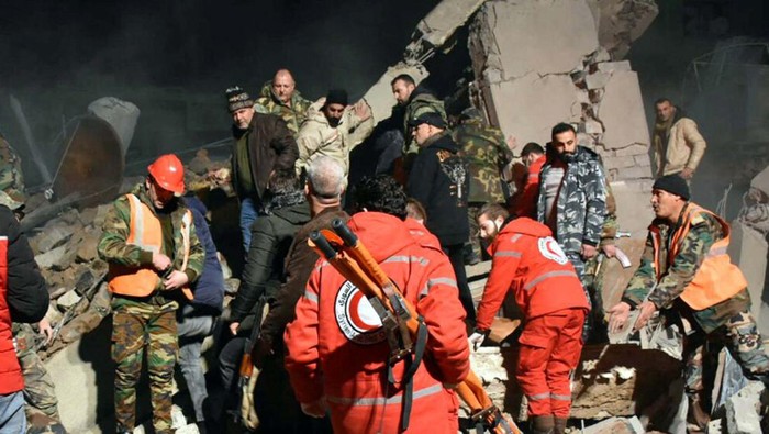 5 Orang Tewas Akibat Serangan Israel di Suriah Rescuers search for survivors under the rubble of a damaged building, after Israeli missiles struck a number of sites in Syria's Homs province, according to state media, Syria February 7, 2024. SANA/Handout via REUTERS ATTENTION EDITORS - THIS IMAGE WAS PROVIDED BY A THIRD PARTY. REUTERS IS UNABLE TO INDEPENDENTLY VERIFY THIS IMAGE.