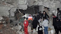 Tim penyelamat mencari korban yang selamat di bawah reruntuhan bangunan yang rusak, setelah rudal Israel menghantam sejumlah lokasi di provinsi Homs, Suriah.