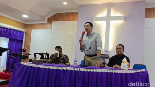 Ahok saat berdialog dengan jemaat di Gereja Hermon, NBS. Foto: Simon Selly / detikBali.