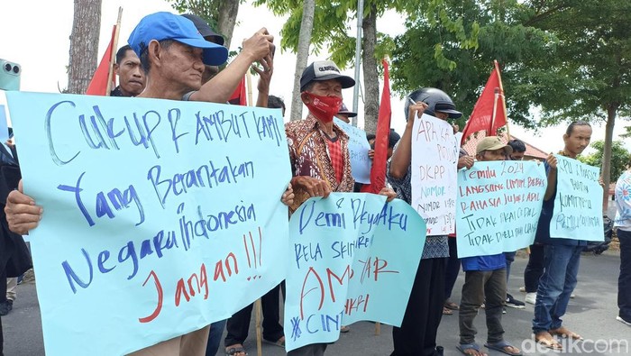 Aksi damai di KPU Kota Blitar