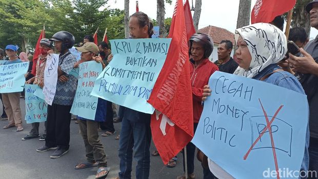 Aksi damai di KPU Kota Blitar