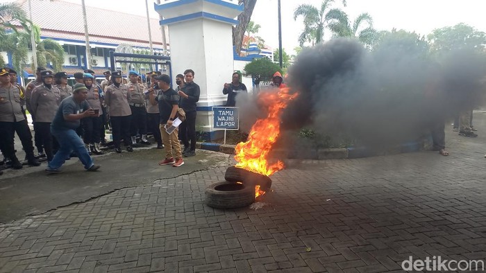 Aksi demo yang protes dan mendukung PJ Bupati di Sampang.