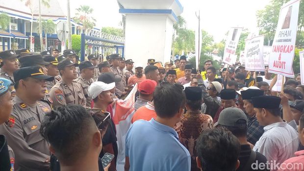 Aksi demo yang protes dan mendukung PJ Bupati di Sampang.