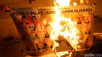 Aksi bakar-bakar dilakukan usai menyuarakan aspirasinya di depan Istana Negara.  