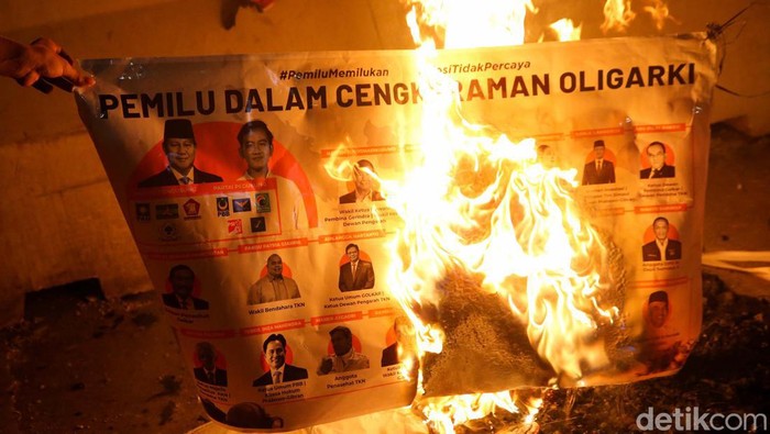Aksi Mahasiswa Bakar Ban dan Spanduk di Depan Istana Sejumlah mahasiswa menggelar demonstrasi di depan Istana Negara, Jakarta Pusat, Rabu (7/2/2024). Dalam aksi yang dilakukan hingga malam ini, mahasiswa sempat melakukan pembakaran ban dan spanduk.