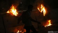 Mahasiswa mulai menyudahi aksinya pada pukul 19.30 WIB.  