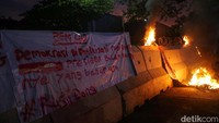 Tidak semua spanduk dibakar, sebagian di antaranya dipasang di pembatas jalan.
