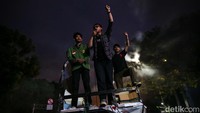 Mahasiswa menyuarakan aspirasinya di atas mobil komando.  