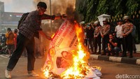Mahasiswa melakukan aksi bakar ban bekas, spanduk dan poster di depan Istana Negara, Jakarta.