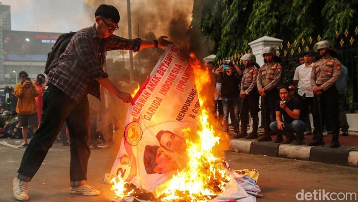Aksi Mahasiswa Bakar Ban dan Spanduk di Depan Istana Sejumlah mahasiswa menggelar demonstrasi di depan Istana Negara, Jakarta Pusat, Rabu (7/2/2024). Dalam aksi yang dilakukan hingga malam ini, mahasiswa sempat melakukan pembakaran ban dan spanduk.