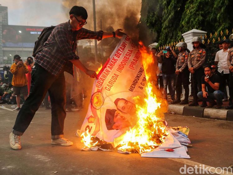 Foto-foto Aksi Mahasiswa Bakar Ban dan Spanduk di Depan Istana