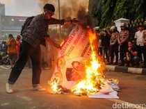 Foto-foto Aksi Mahasiswa Bakar Ban dan Spanduk di Depan Istana