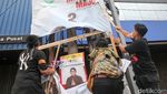 Aksi Mahasiswa Copot Alat Peraga Kampanye saat Longmarch ke Istana