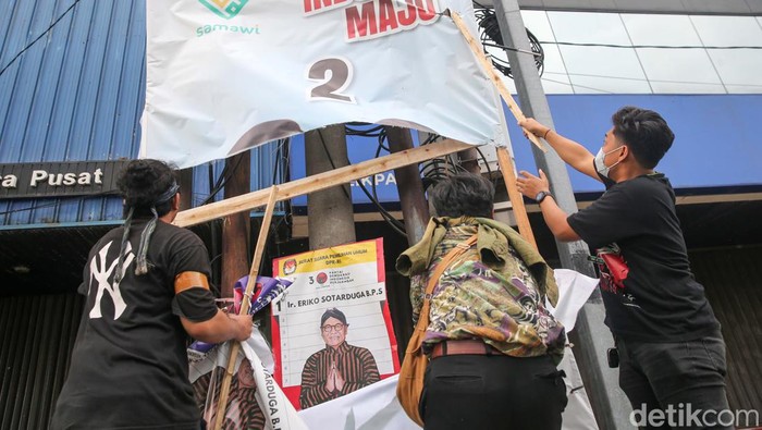 Aksi Mahasiswa Copot Alat Peraga Kampanye Aksi Mahasiswa Copot Alat Peraga Kampanye