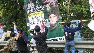 Aksi Mahasiswa Copot Alat Peraga Kampanye saat Longmarch ke Istana