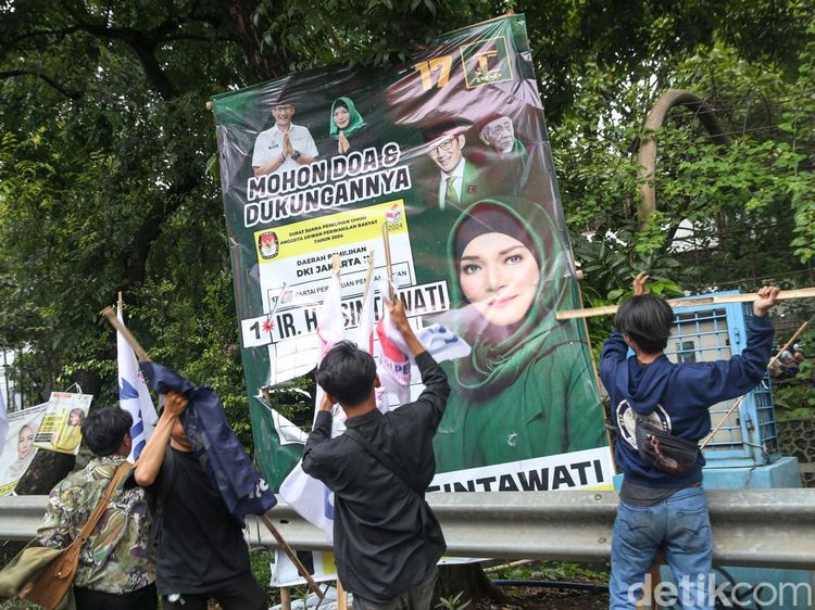 Aksi Mahasiswa Copot Alat Peraga Kampanye saat Longmarch ke Istana