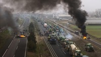 Petani di Spanyol melakukan demonstrasi besar-besaran bahkan sampai memblokade jalan dengan traktor dan bakar ban. Protes dilakukan sebagai solidaritas untuk rekan-rekan mereka di Uni Eropa (UE) yang mempersoalkan kondisi pertanian Benua Biru.