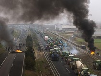Aksi Protes Petani Spanyol, Blokir Jalan dengan Traktor hingga Bakar Ban