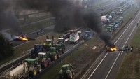 Agricultural Young Farmers Association (ASAJA), salah satu asosiasi petani terbesar di Spanyol, asosiasi lainnya telah menyerukan protes sejak Kamis (1/2/2034), namun para petani baru turun ke jalan hari ini. Menggunakan traktor, para petani disebut menyebabkan gangguan lalu lintas di seluruh penjuru Spanyol, mulai dari Seville dan Granada di selatan hingga Girona dekat perbatasan Perancis.